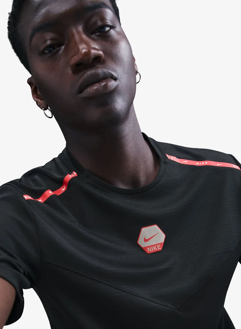 Nike BLACK Nsw Club Sports Run T-Shirt for Men | Best Price UAE